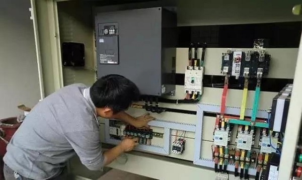 如何防止變頻器燒毀電機？